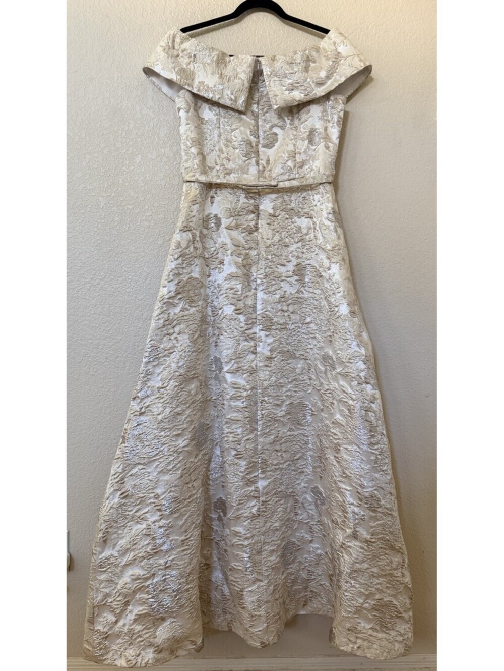 New Xscape Metallic Floral Brocade Off Shoulder Gown In Champagne Sz 8 $225 - Picture 6 of 10